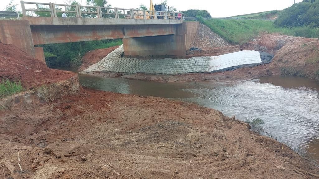 Colchón de concreto bajo el tablero del puente Canindeyú