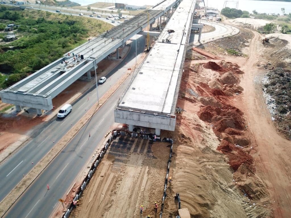 Vista aérea de la rampa de acceso con el muro de suelo reforzado de paneles y el viaducto en montaje