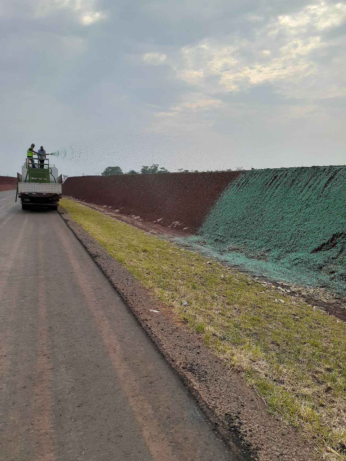 Hidrosembradora aplicando hidromanto sobre el talud en Cruce Kimex