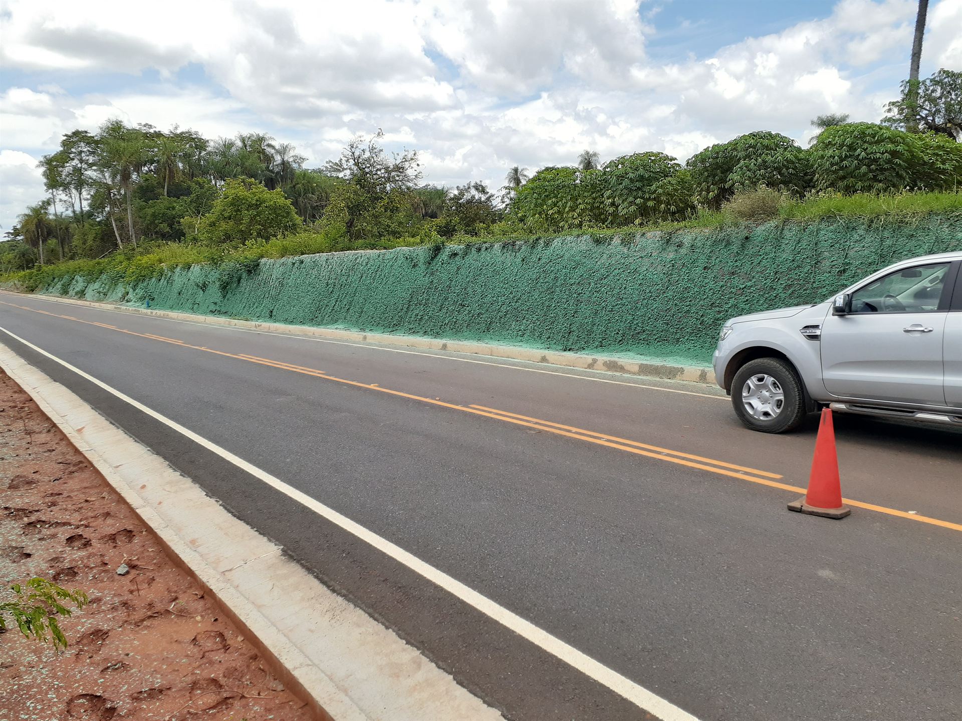 Hidrosiembra sobre talud vial en la conexión Itá – Pirayú