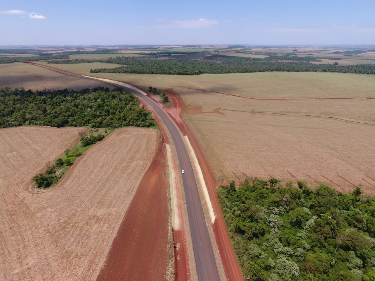 Vista a&eacute;rea de un terrapl&eacute;n hidrosembrado cruzando los campos