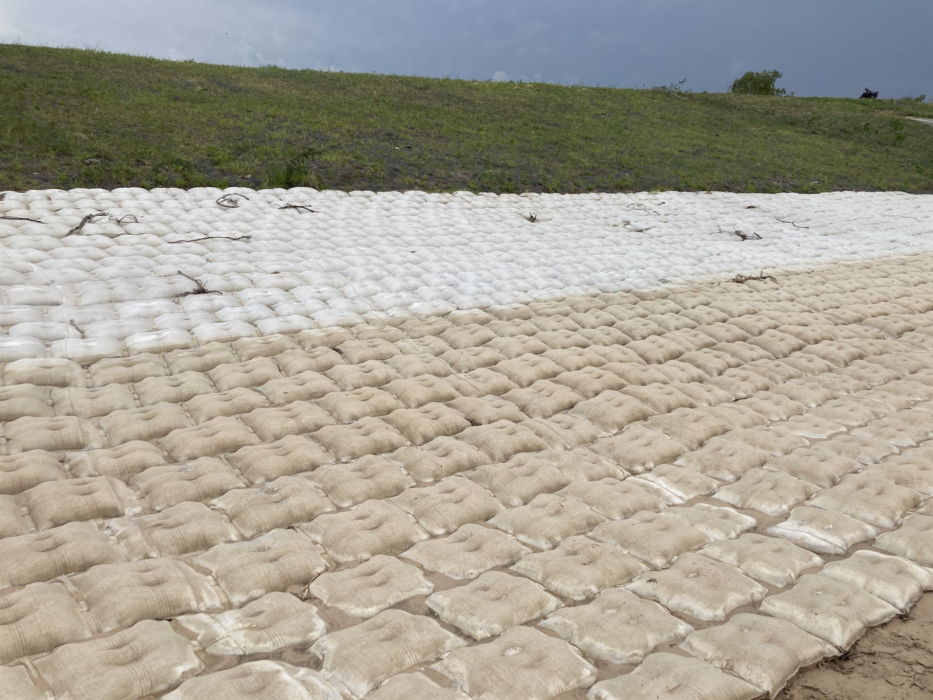 Colchones de concreto sobre el talud de la defensa costera de Pilar