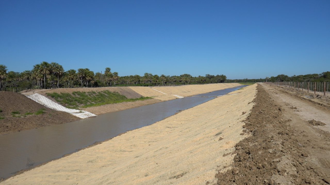 Canal de derivación de Pilar revestido con manta orgánica antes de revegetar