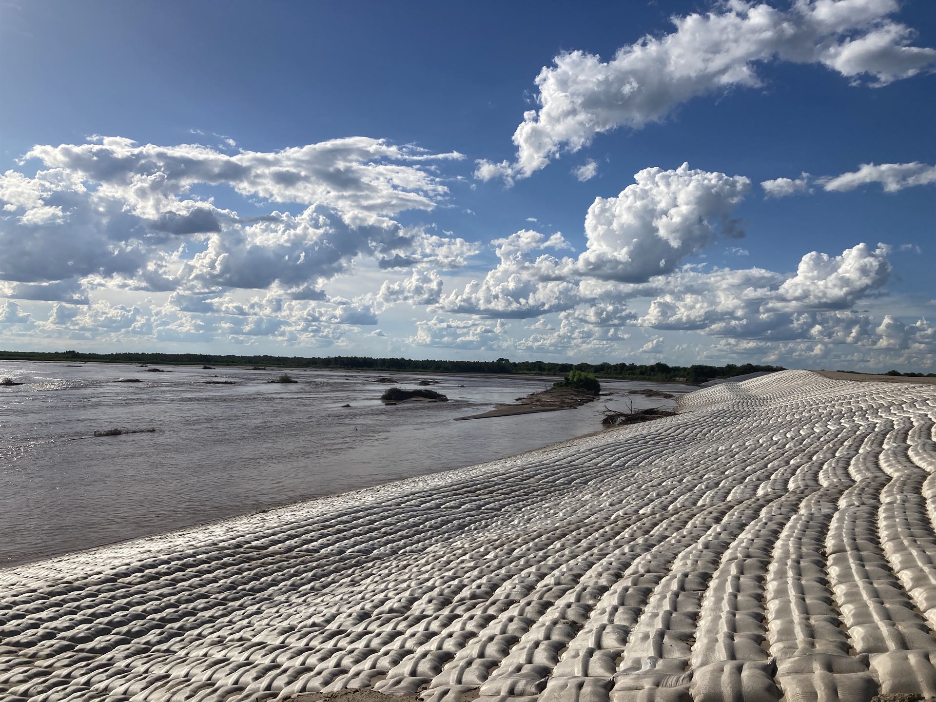 Colchones geotextiles en la defensa del muro de Pozo Hondo, río Pilcomayo