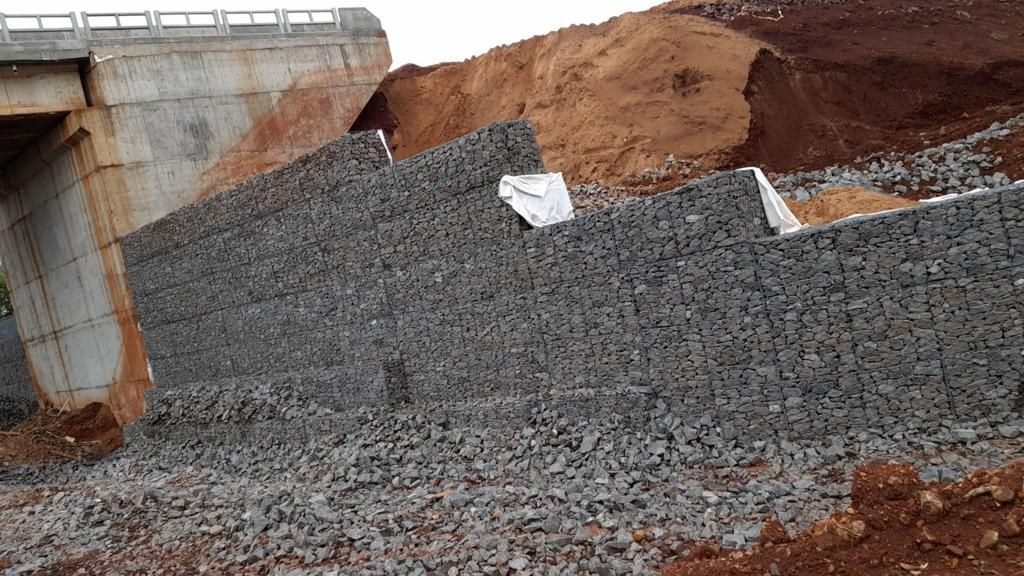 Muro de gaviones con geotextil defendiendo el estribo del puente sobre el río Tembey